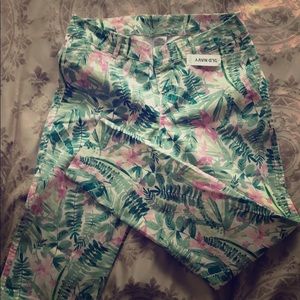 5/$25 NWT Floral Print Pixie Mid-Rise Pants